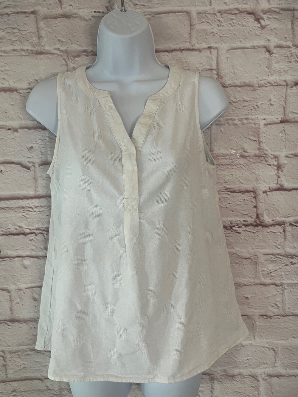 Crown & Ivy Cream Sleeveless V-Notch Textured Camisole